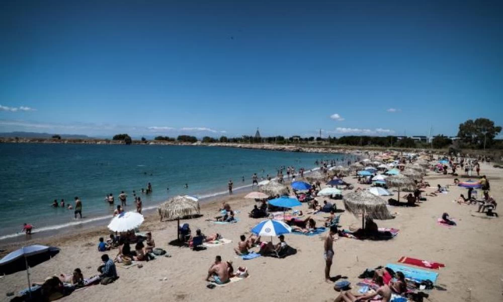Γέμισαν με κόσμο οι παραλίες στην Αττική λόγω τριημέρου
